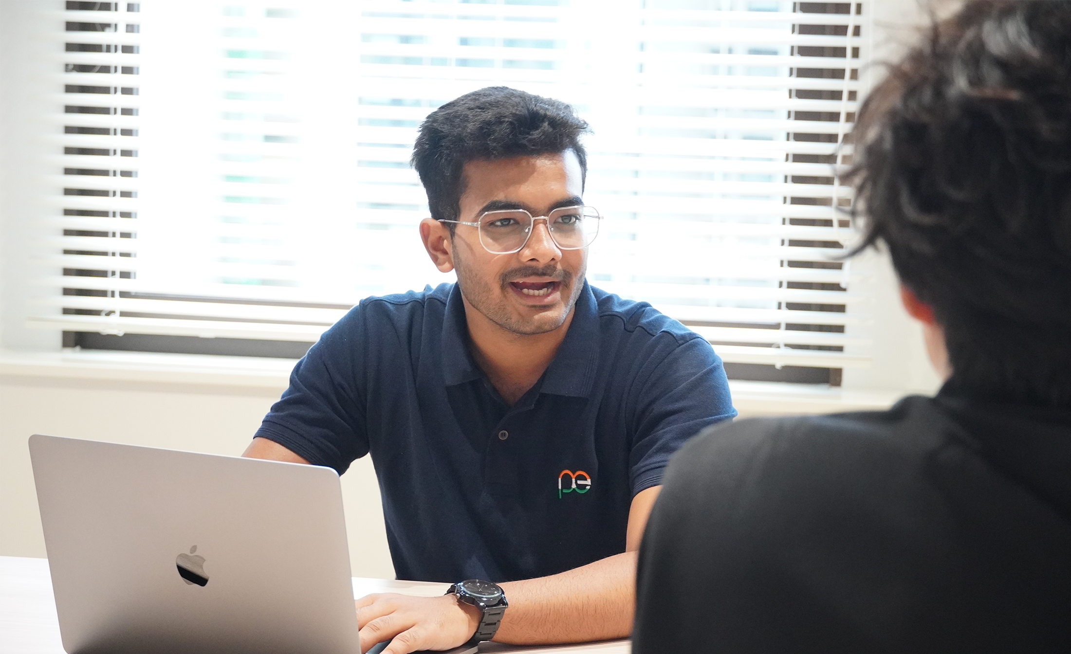 自分の意見を述べているIITインターン生A. V.さん