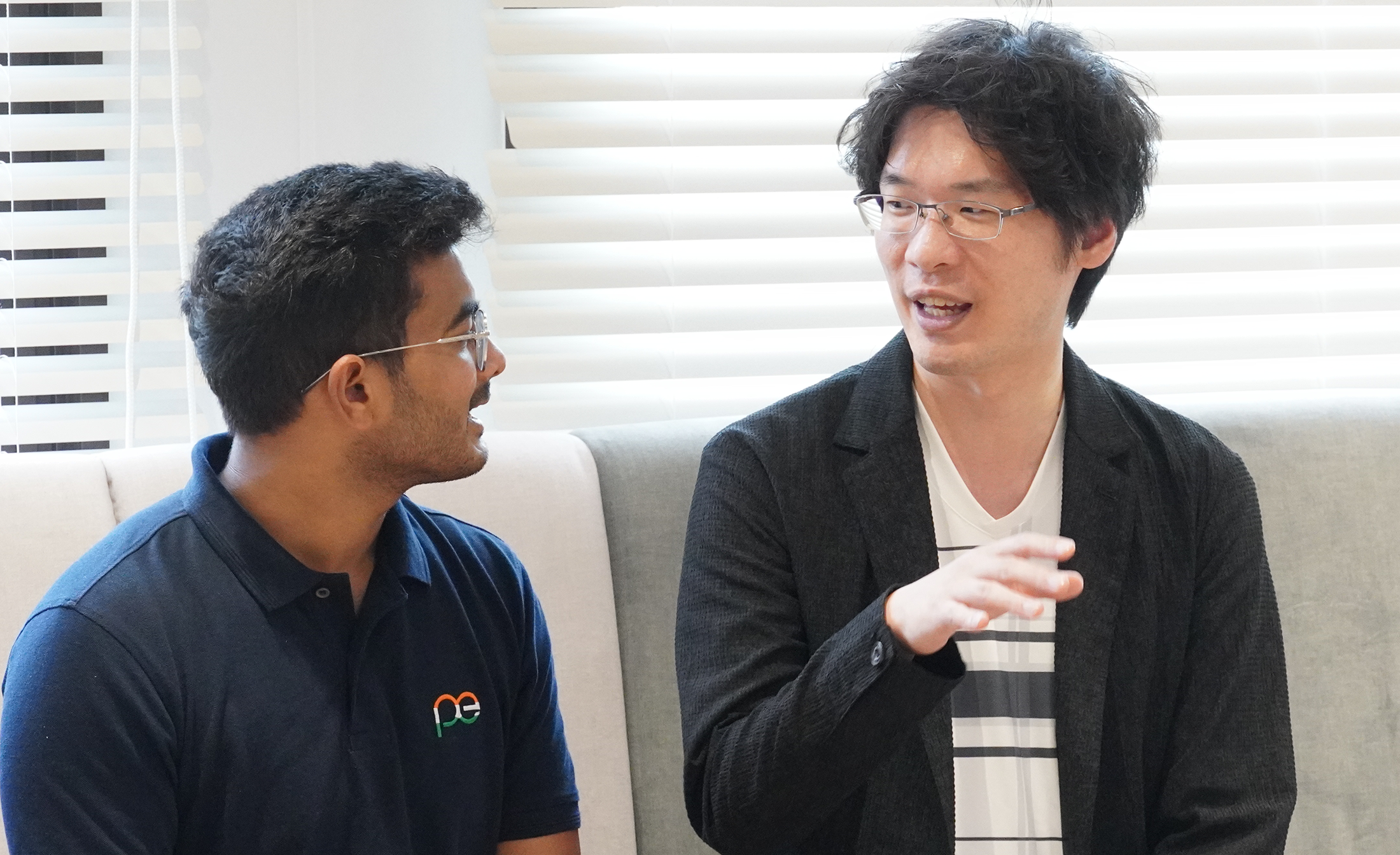 話している小林さまとA.V. さん